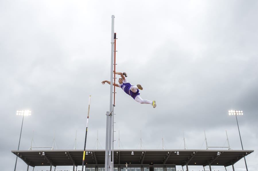 Backgrounds in other sports catapult trio of top pole vaulters to success -  The Columbian