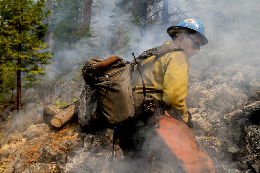 Amid heavy smoke, Washington wildfire crews work without practical