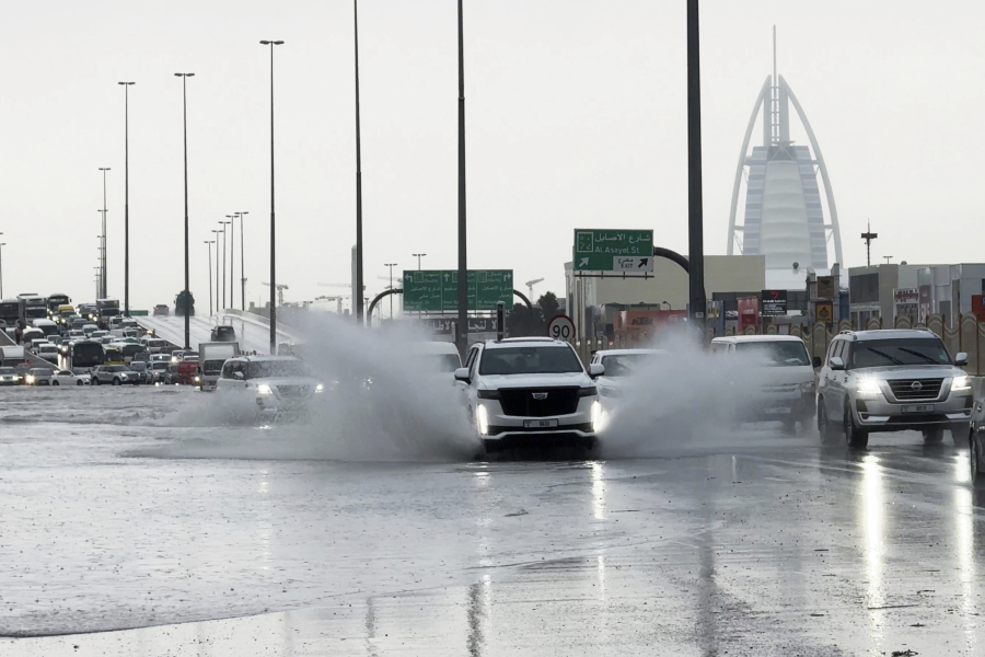 A storm dumps record rain across the desert nation of UAE and floods  Dubai's airport - The Columbian
